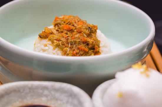 除了清蒸,大闸蟹还可以做成“蟹黄盖饭”