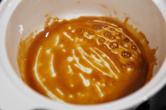 炒制焦糖,不喜可省略 图片源自chinasichuanfood