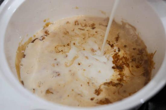 牛奶和茶叶煮沸 图片源自chinasichuanfood