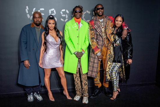 Kanye West 夫妇(和他的 Yeezy)走到哪里都会比秀更引人注意 (图片来源:Fashionista)