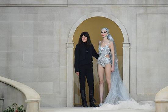 Virginie Viard在Chanel 2019春夏高定时装秀上独自谢幕 图片来源:Getty Images