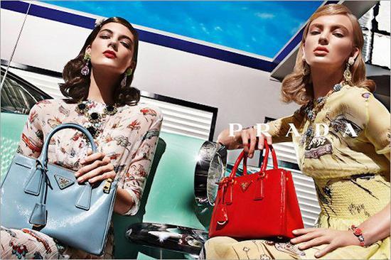 Prada 广告包袋特写 图片来源:The Fashion Spot