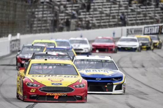针对爸爸们,NASCAR还整出不少父子参与活动。