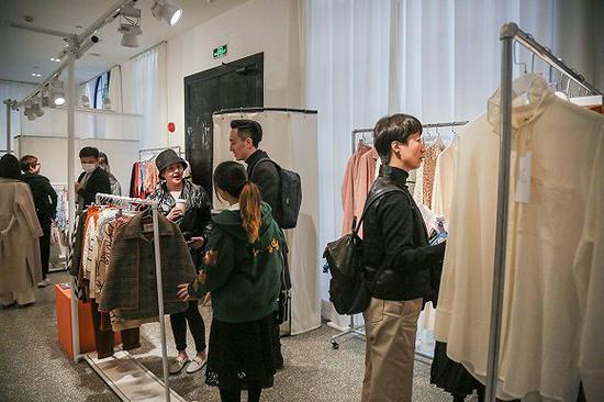 在Tube Showroom中,买手们正在挑选货品