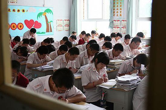 中国高考考场。图片来源:新华社
