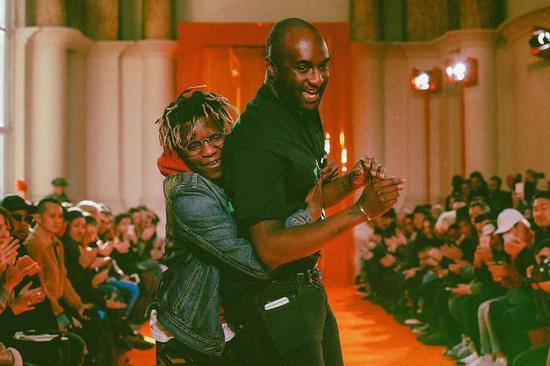 和 Virgil Abloh 搂搂抱抱