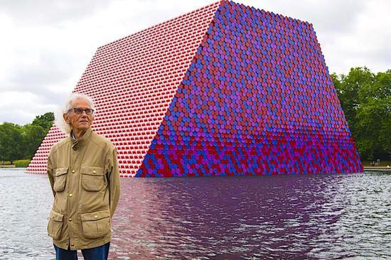 已故传奇艺术家 Christo Javacheff,善于以布料包裹知名建筑物和景观。 Getty Images