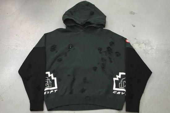 黑色与墨绿色也是CavEmpt喜爱使用的配色