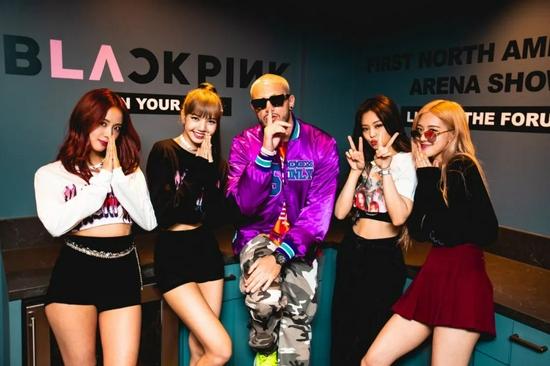 (由左至右)Jisoo、Lisa、DJ Snake、Jennie、Rosé