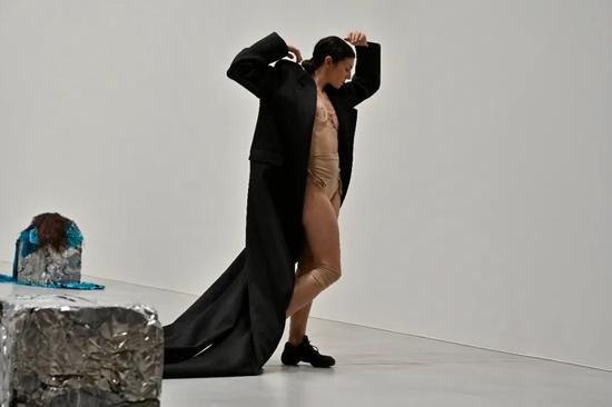 Bottega Veneta 与 Pinault Collection 合作“Dancing Studies”舞蹈表演项目