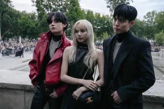 金泰亨、Lisa 与朴宝剑在 Celine 秀场外