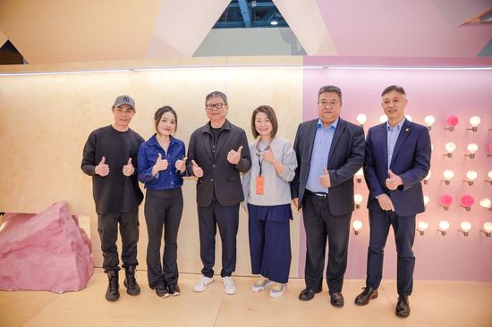 立邦中国区首席执行官钟中林(左三),立邦投资有限公司副董事长、立邦中国供应链管理总部高级副总裁邢荣华(右二)及立邦中国高管与PONE普利策设计&壹方建筑创始人兼首席设计师何思玮、梁穗明