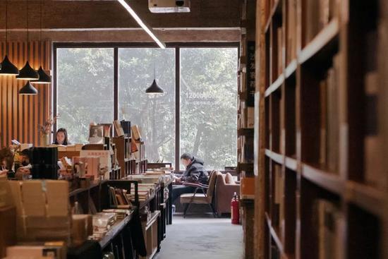 Photo by 1200bookshop