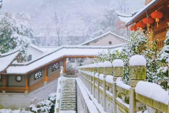 去看雪中有佳人,娇容绝红尘的襄阳。