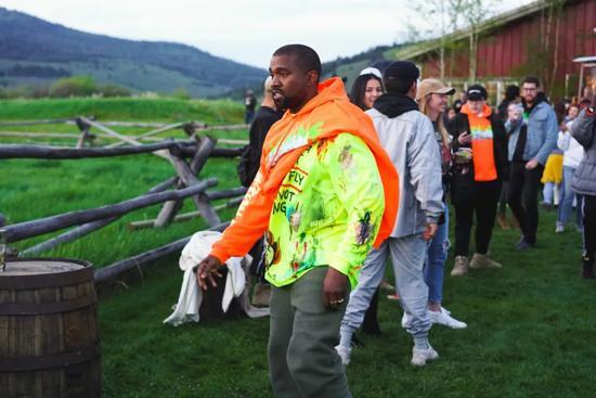 Kanye West 凭借自己的影响力,让 Merch 文化辐射到更多消费群体之上。
