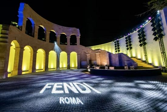 Fendi于成都举办霓虹镜像派对