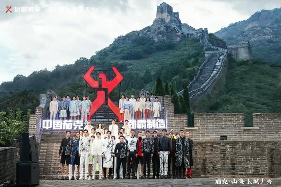 劲霸男装CEO兼创意总监洪伯明领衔国际化设计团队倾力打造高端时尚秀款造型