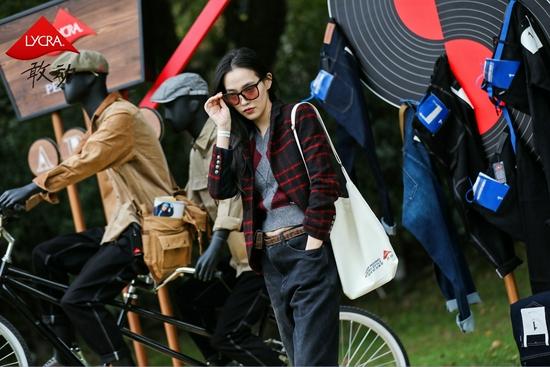采用LYCRA® XFIT (莱卡® XFIT)技术的太平鸟牛仔裤