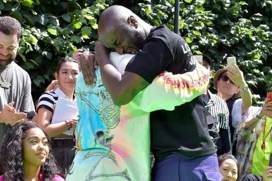 完成在 LV 的男装首秀之后,Virgil Abloh 和好友 Kanye West 相拥而泣