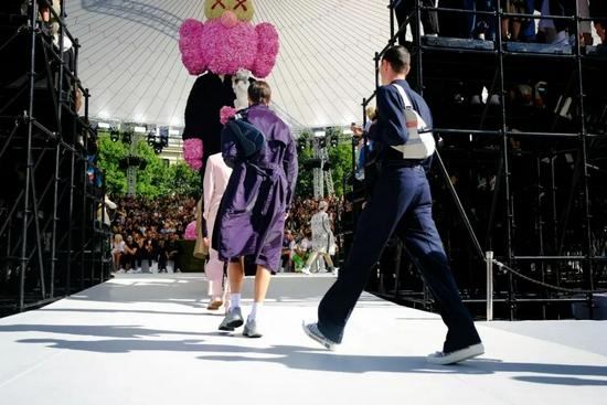 Dior 2019 春夏男装秀首次推出男士马鞍包