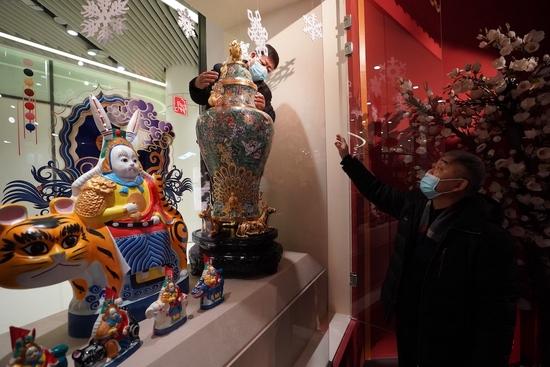 钟连盛大师在冬奥村展示区布展(企业供图 )