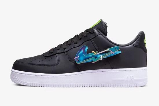 Nike AF1‘detachable carabiner Swooshes’
