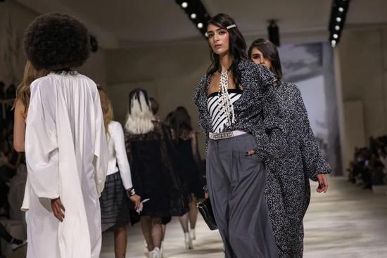 Chanel于去年11月在迪拜举办了2022年早春度假系列时装秀