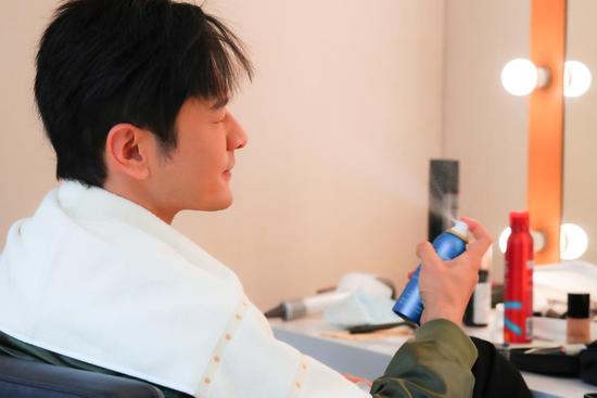 品牌代言人黄晓明使用La Colline科丽妍清泉嫩肌柔肤喷雾