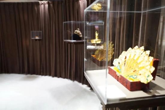 4 月 15 日,银泰百货在杭州武林客户服务中心推出云端雅集珠宝展,展示 50 款来自品牌的镇店之宝