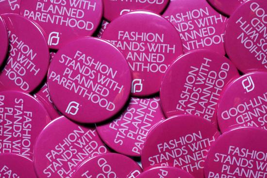 “Fashion Stands With Planned Parenthood”胸针