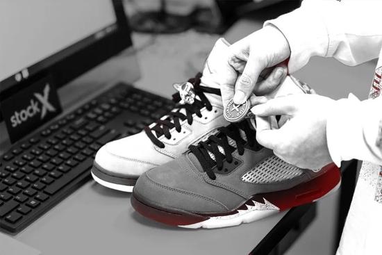 在线运动鞋和街头服饰经销商 StockX 推出的 NFT 球鞋产品