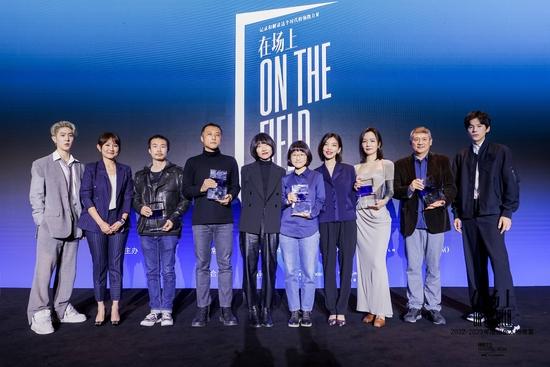 ‘年度出色创作者’由演员、歌手及策展人马伯骞(左一)、林肯中国市场传播副总裁林恺音(左二)、演员宋宁峰(右一)颁发