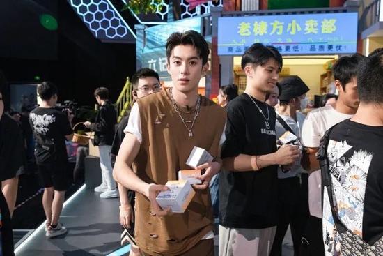 工装裤依然是春夏王炸穿搭单品?这么穿不帅都难