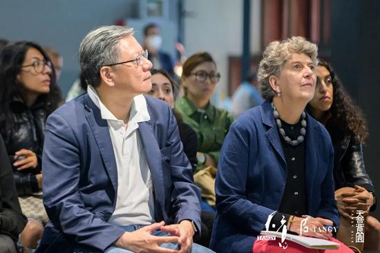 左起:香港理工大学陈志敏教授,法国时装学院教授娜塔莉