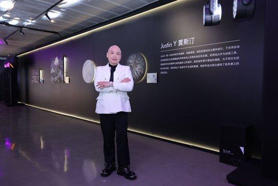 (艺术家Justin Y贾斯汀携四副以天然钻石为灵感的指画作品在酒会展出)