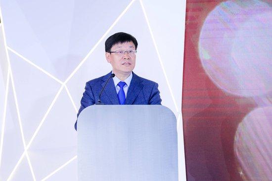 (珠宝国检集团总经理梁振杰先生现场表示将继续支持天然钻石知识科普工作)