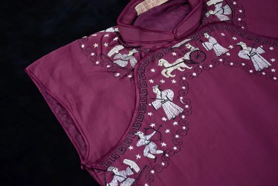 1940 年代中期,汉代车马人物刺绣 图片来源:廉子雎收藏