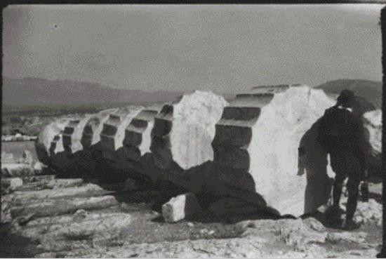 ▸让纳雷在一个帕提农神庙倒下的柱子旁 © 摄于1911年,雅典卫城