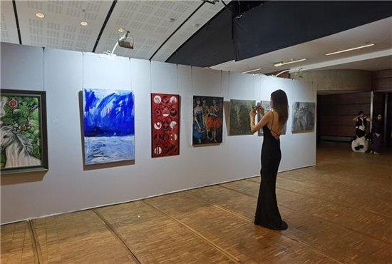 油画家郑奎飞郑嘉钰父女油画在巴黎卢浮宫展出