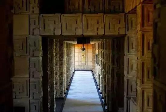 赖特设计的 Ennis House