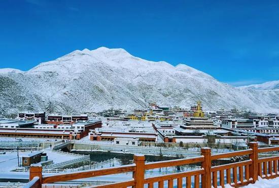 去看一场雪落,万籁俱静的五台山。