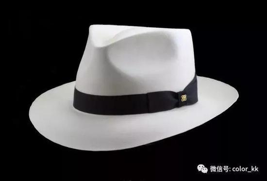 25000美元和十万美元的帽子不是放大看细节图几乎是看不出区别了。