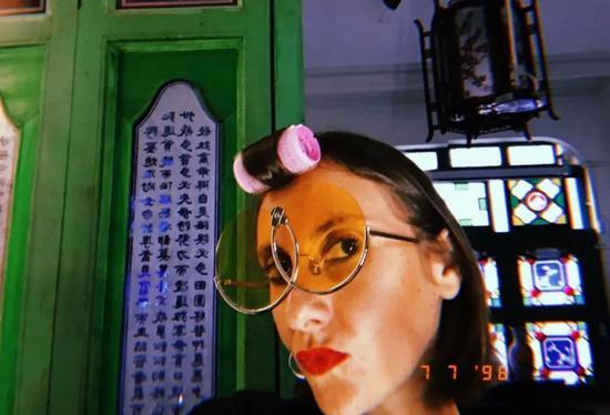 ■ 直接拿发卷当配饰,也是她从悠然自得的中国人那里学来的