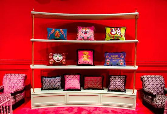 Gucci 现任创作总监Alessandro Michele,将钩针花边、刺绣皮草、印花装饰、长丝绸晨衣及复古阔脚裤等元素混合起来。他随心所欲地再次启用了过往的时尚元素,同时融入了幽默感和些许颓废