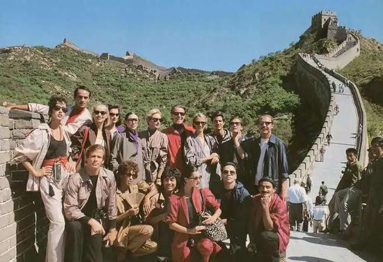 1983年,侯斯顿和模特在中国长城