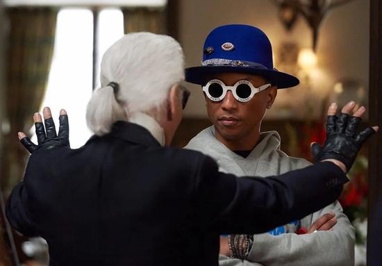 佩戴着 Vintage Chanel 太阳镜的 Pharrell和 Karl Lagerfeld 正在交流