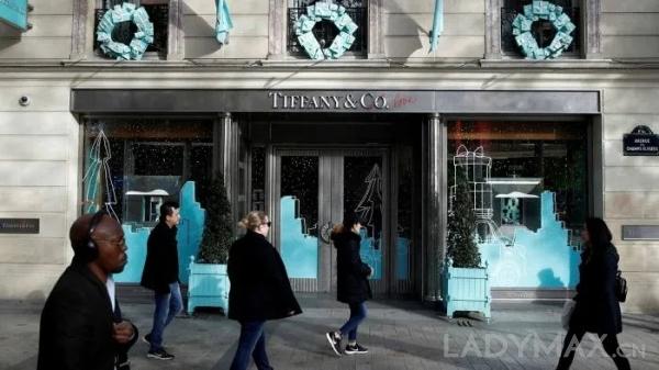 按照修正后的价格计算,LVMH收购Tiffany这笔交易的价值约为157.7亿美元,较原先的162亿美元减少了4.25亿美元