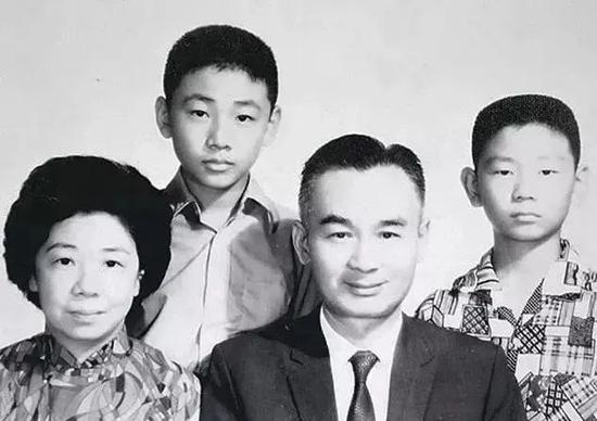 ▲朱德庸(右一)与父母哥哥合照