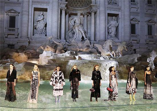 FENDI在罗马许愿池举办2016秋冬高定大秀 图片来源:FENDI