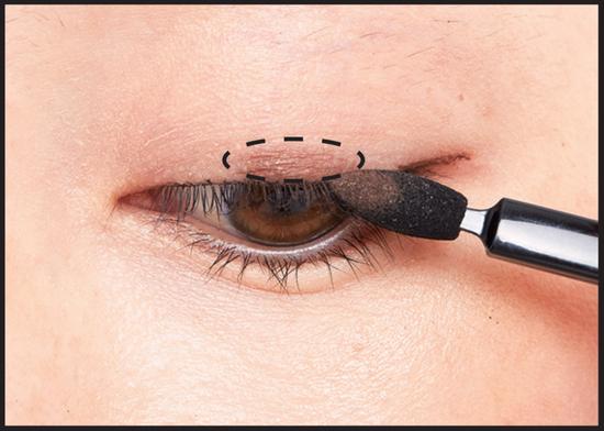 皮肤松弛主要源于缺乏线条感 修复轮廓的化妆术！